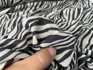 Viscose strik - zebra look i blide toner